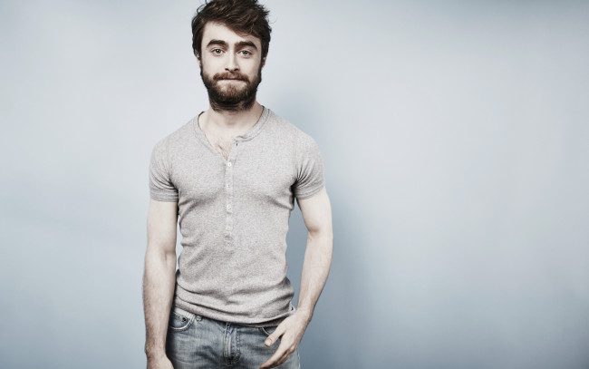 Обои картинки фото мужчины, daniel radcliffe, актер, борода, футболка, джинсы