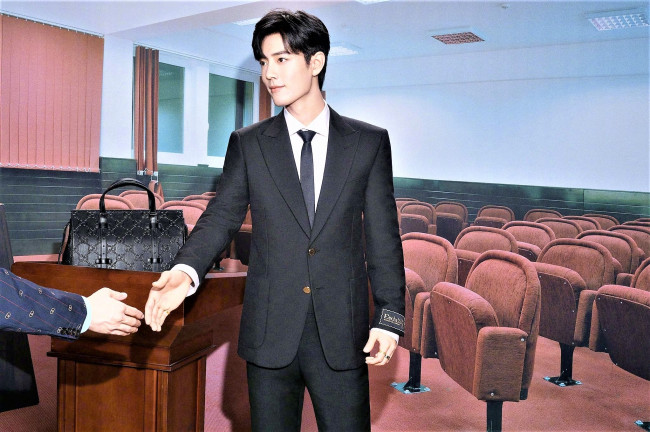 Обои картинки фото мужчины, xiao zhan, актер, костюм, зал, рукопожатие