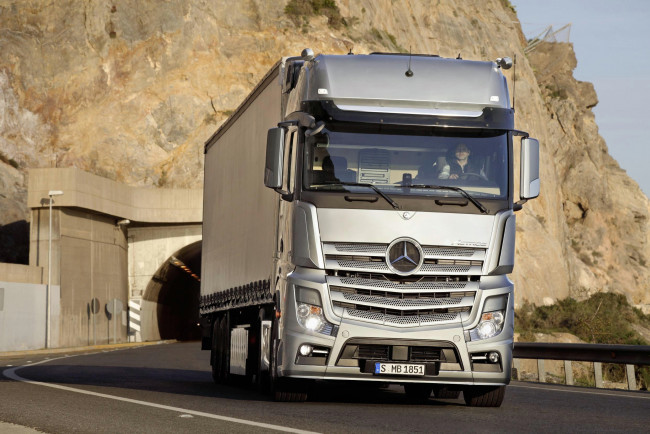 Обои картинки фото автомобили, mercedes, trucks, тент, economical-3, most, mercedes-benz-actros, фура, грузовик, дорога, новый, тягач, горы, тунель