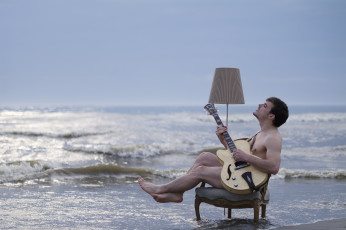 Картинка юмор приколы море берег лампа мужчина гитара ню