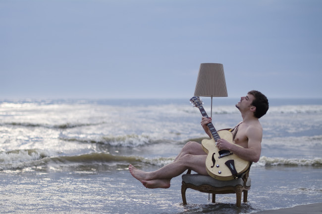 Обои картинки фото юмор, приколы, море, берег, лампа, мужчина, гитара, ню
