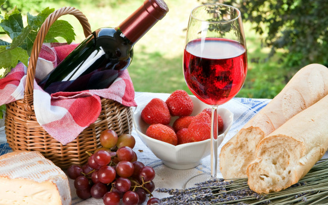 Обои картинки фото еда, разное, бутылка, виноград, сыр, багет, вино, бокал, корзинка, клубника