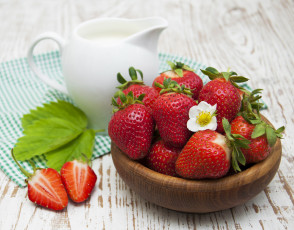 Картинка еда клубника +земляника ягоды миска молочник