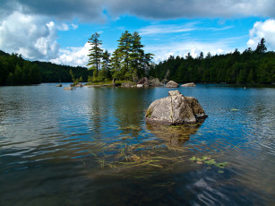 Картинка природа реки озера скала камень лес небо облака озеро саранак saranac lake нью-йорк сша деревья