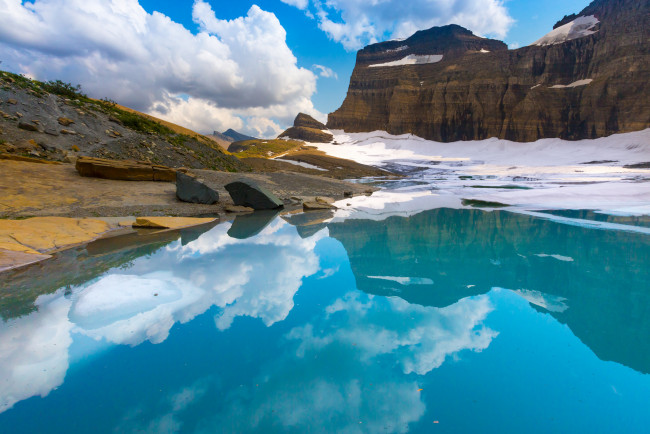 Обои картинки фото природа, реки, озера, скалы, озеро, снег, небо, облака, отражение