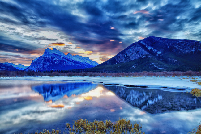 Обои картинки фото природа, реки, озера, сумерки, зима, озеро, горы, национальный, парк, банф, альберта, канада