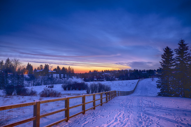 Обои картинки фото природа, зима, утро, восход, поселок, деревня, ограждение, дорожка, снег, следы
