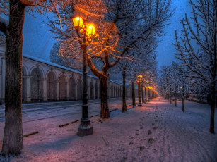 обоя города, - улицы,  площади,  набережные, город, парк, деревья, следы, стена, вечер, снег, зима, фонари, улица