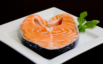 Картинка еда рыба +морепродукты +суши +роллы красная кусок тарелка листья руккола