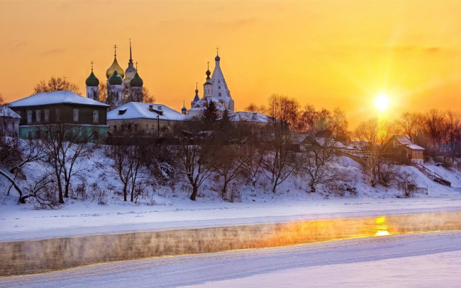 Обои картинки фото города, - православные церкви,  монастыри, река, храм, закат, снег, лед, зима, солнце, дома, деревья, склон