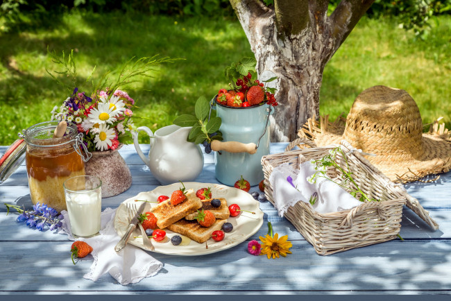 Обои картинки фото еда, разное, ягоды, мед, гренки, молоко, пикник, шляпа