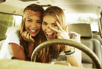 обоя девушки, sandra kubicka, браслеты, руль, машина, улыбки, блондинки