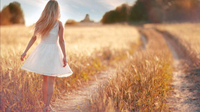 Обои картинки фото девушки, -unsort , блондинки,  светловолосые, дорога, блондинка, поле, платье
