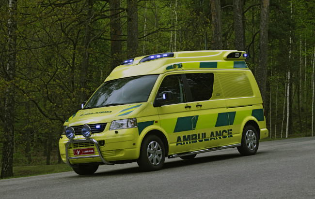Обои картинки фото volkswagen t5 ambulance 2003, автомобили, скорая помощь, 2003, ambulance, t5, volkswagen