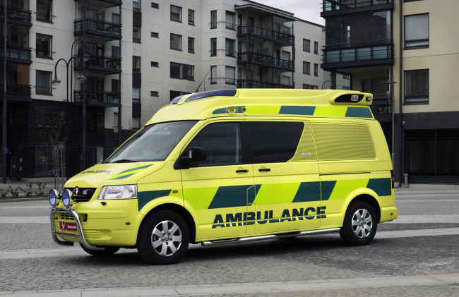 Обои картинки фото volkswagen t5 ambulance 2003, автомобили, скорая помощь, ambulance, t5, 2003, volkswagen
