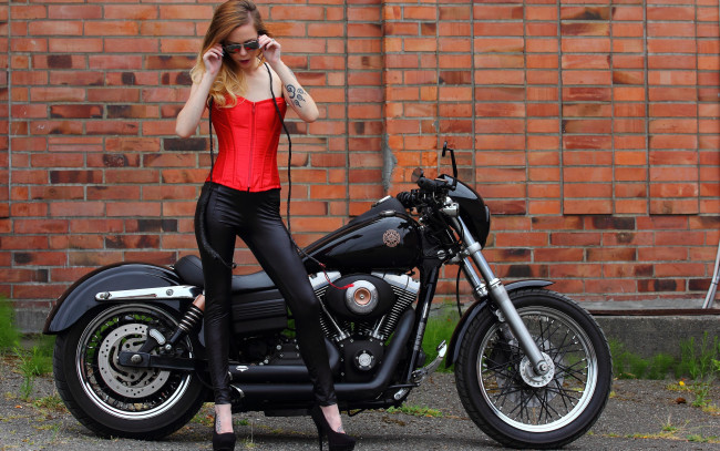 Обои картинки фото мотоциклы, мото с девушкой, девушка, мото