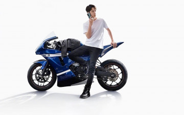 Картинка мужчины wang+yi+bo телефон футболка куртка мотоцикл