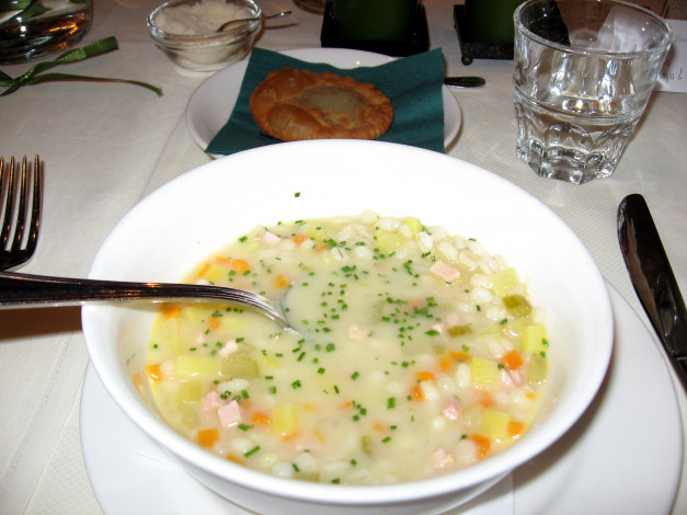 Обои картинки фото еда, первые, блюда, суп, стакан, вода, хлеб
