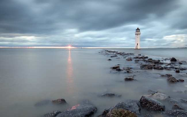 Обои картинки фото природа, маяки, океан, закат, камни, тучи, маяк