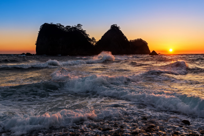 Обои картинки фото природа, моря, океаны, закат, скалы, море, Япония, волны