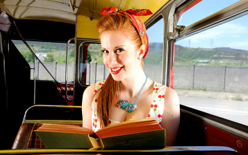 Картинка девушки -unsort+ рыжеволосые+и+другие автобус книга