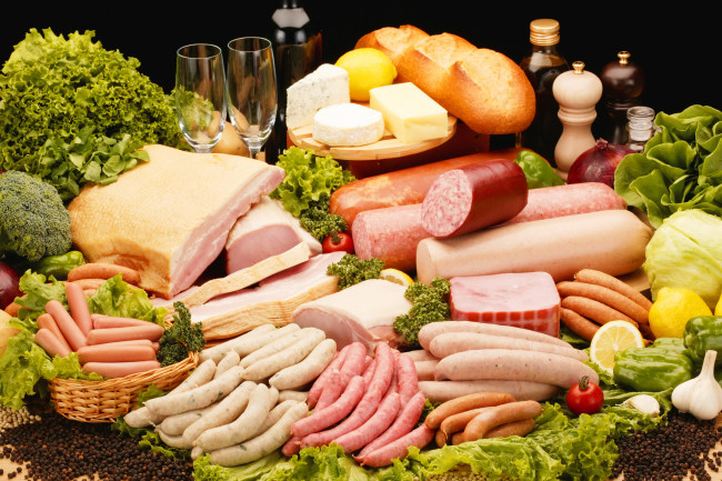 Обои картинки фото еда, колбасные изделия, овощи, батон, сыр, мясо, колбаса, сосиски, ветчина
