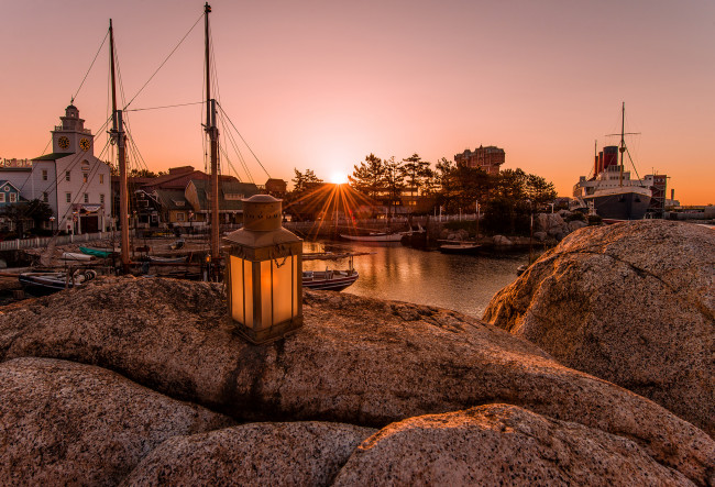 Обои картинки фото sunrise over cape cod in tokyo disneysea, города, диснейленд, лодка, павильоны, рассвет, парк, залив