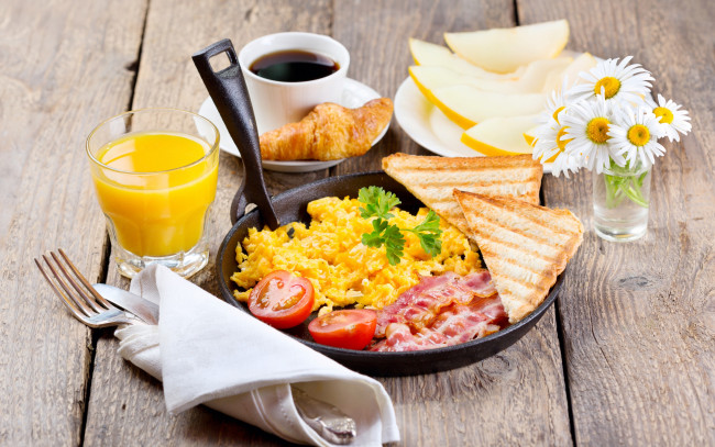 Обои картинки фото еда, разное, ветчина, томаты, juice, breakfast, кофе, круассан, дыня, сок, завтрак, coffee