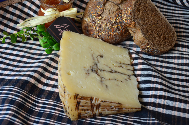 Обои картинки фото pecorino moliterno al tartufo, еда, сырные изделия, сыр