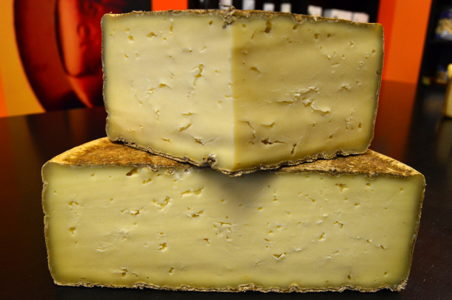 Обои картинки фото tomme de cerdanya, еда, сырные изделия, сыр