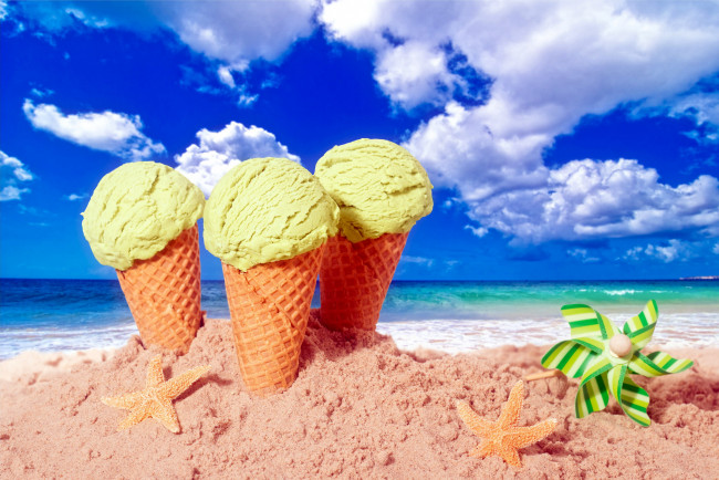 Обои картинки фото еда, мороженое,  десерты, рожок, пляж, море, вафельный