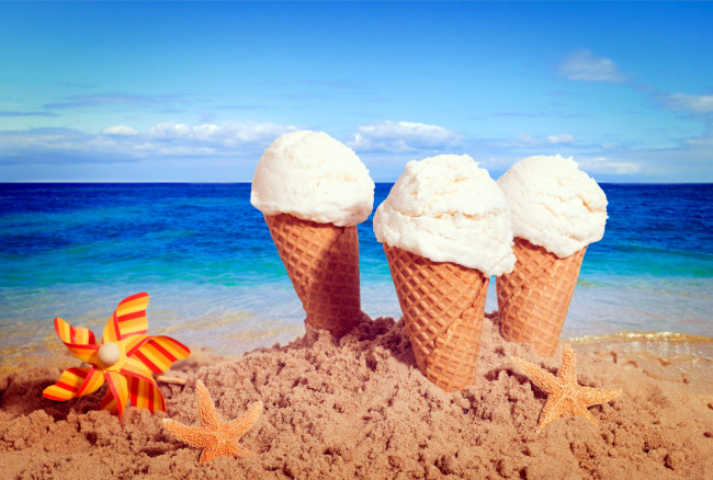 Обои картинки фото еда, мороженое,  десерты, песок, вафельный, пляж, рожок
