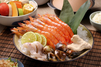 обоя еда, рыба,  морепродукты,  суши,  роллы, морепродукты, креветки, моллюски, кальмары, овощи, лимон