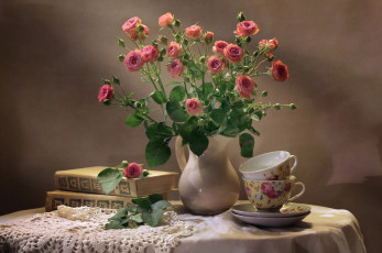 Картинка цветы розы натюрморт букет чашки книги