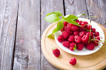 Картинка еда фрукты +ягоды ягоды малина вишня доски