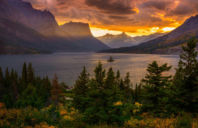 Обои картинки фото природа, реки, озера, тучи, небо, деревья, закат, лес, горы, озеро