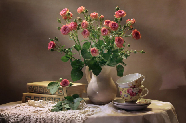 Обои картинки фото цветы, розы, натюрморт, букет, чашки, книги
