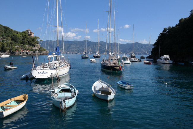 Обои картинки фото корабли, разные вместе, италия, лодки, яхты, горы, море, вход, в, бухту, портофино, лигурия