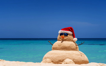 обоя праздничные, снеговики, море, снеговик, песочный, колпак, очки
