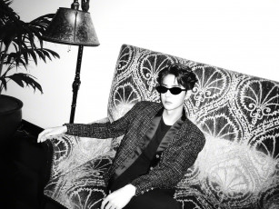 Картинка мужчины wang+yi+bo актер очки пиджак диван торшер
