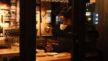 обоя мужчины, xiao zhan, актер, очки, чашка, телефон, кафе, окно