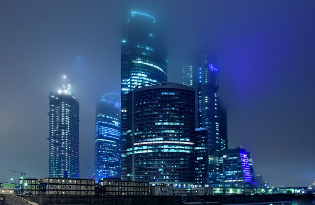 Обои картинки фото москва, сити, города, россия, постройка, город, ночь, туман, огни, деловой, центр, комплекс, небоскребы, москва-сити