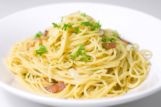 Обои картинки фото еда, макаронные, блюда, спагетти, зелень