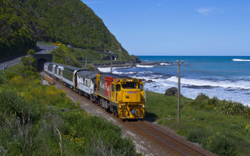 обоя coastal, train, trip, техника, поезда, океан, побережье, рельсы, тоннель, поезд