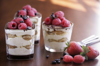Картинка еда мороженое +десерты десерт тирамису кофейные зёрна клубника малина ягоды