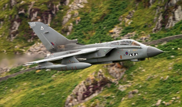 Картинка panavia+tornado авиация боевые+самолёты полёт истребитель-бомбардировщик горы