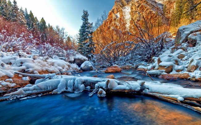 Обои картинки фото природа, реки, озера, небо, горы, лес, деревья, река, скалы, камни, ель, зима, снег