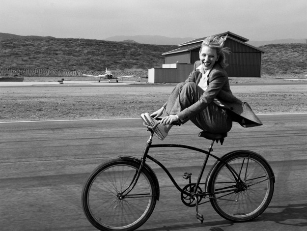 Обои картинки фото девушки, cate blanchett, актриса, черно-белая, костюм, велосипед, дорога, ангар, самолет