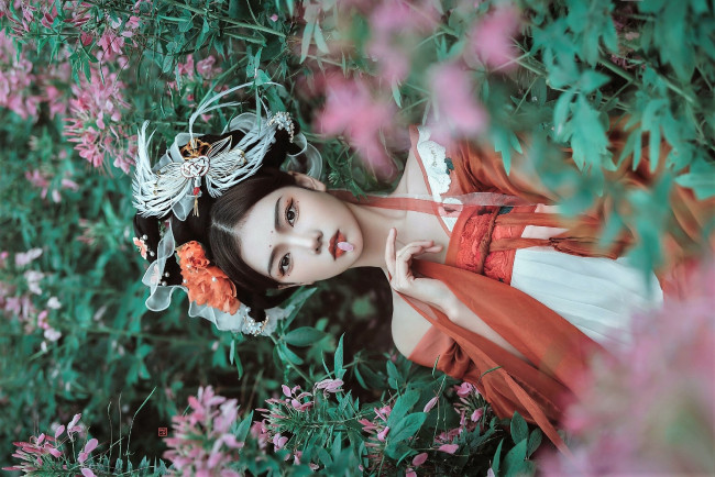 Обои картинки фото девушки, - азиатки, поле, цветы, кимоно