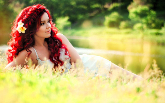 Обои картинки фото девушки, - рыжеволосые и разноцветные, красноволосая, трава, озеро